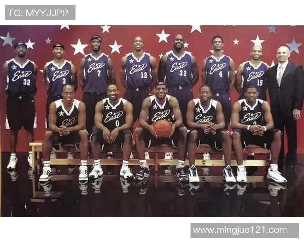 NBA全明星正赛各队定妆照：库里、布克和文班亚马占据C位